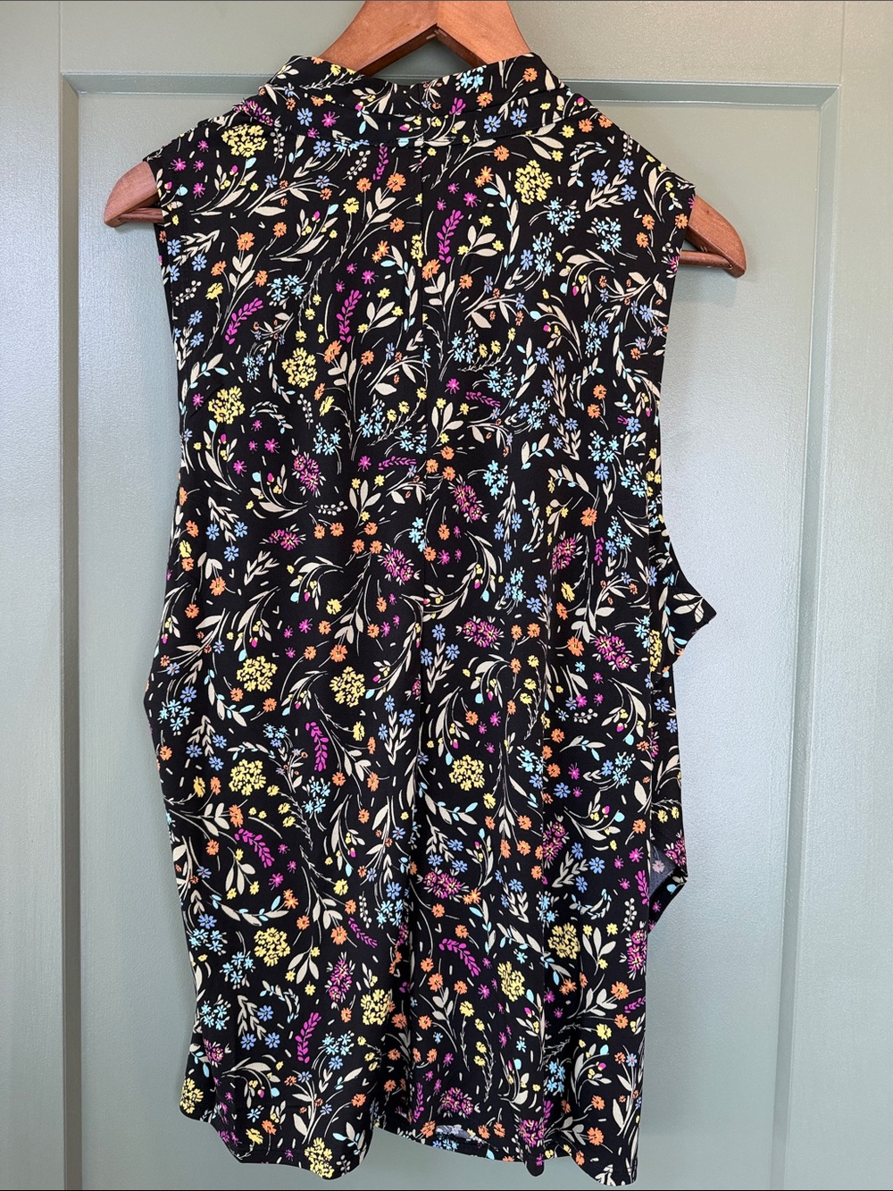 Vince Camuto Black Floral Front Crossover Top - NWT - Picture 7 of 8